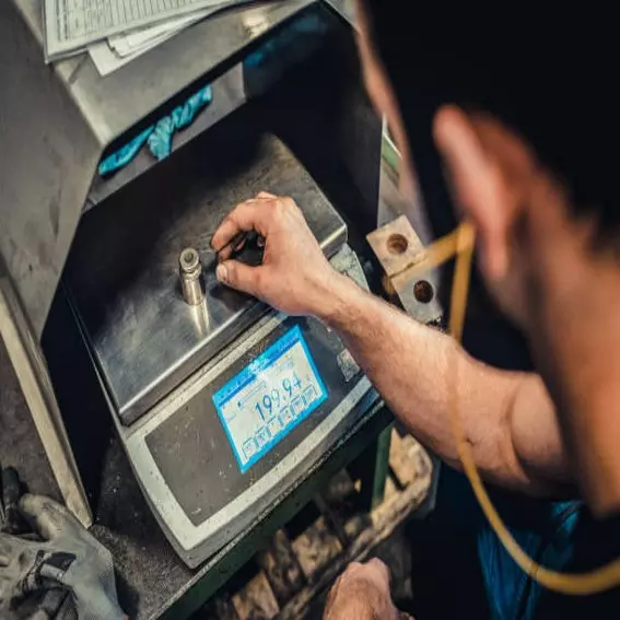 Técnico fazendo manutenção