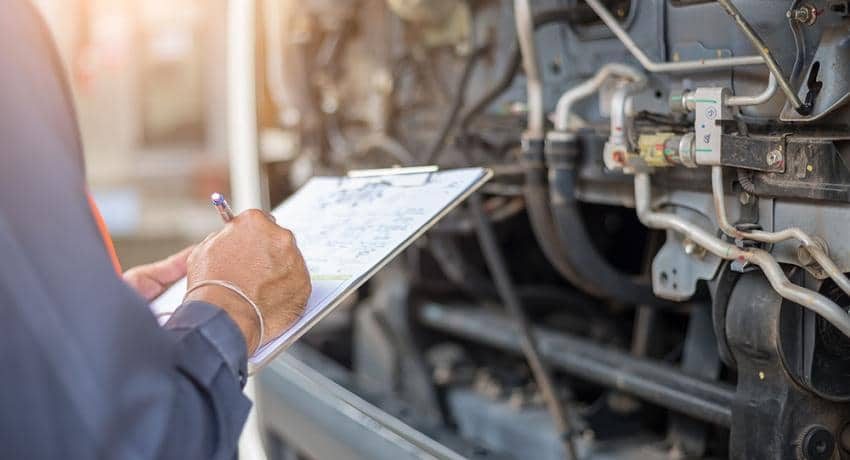 Técnico fazendo manutenção